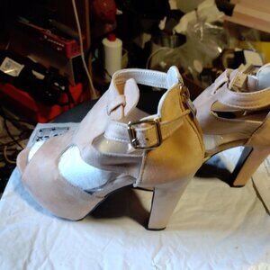 NWT Super cute tan suede heels size 39 (US 8.5)